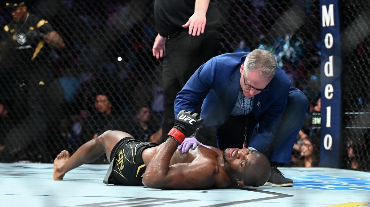    Боец UFC Камару Усман после поражения нокаутом© AFP 2022 / ALEX GOODLETT