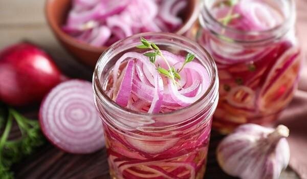 Готовим вкусный маринованный лук, без уксуса