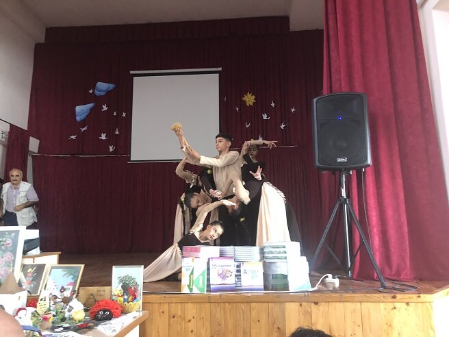 В Степанакертской школе с обучением на русском языке состоялась церемония передачи учебников. Фоторепортаж