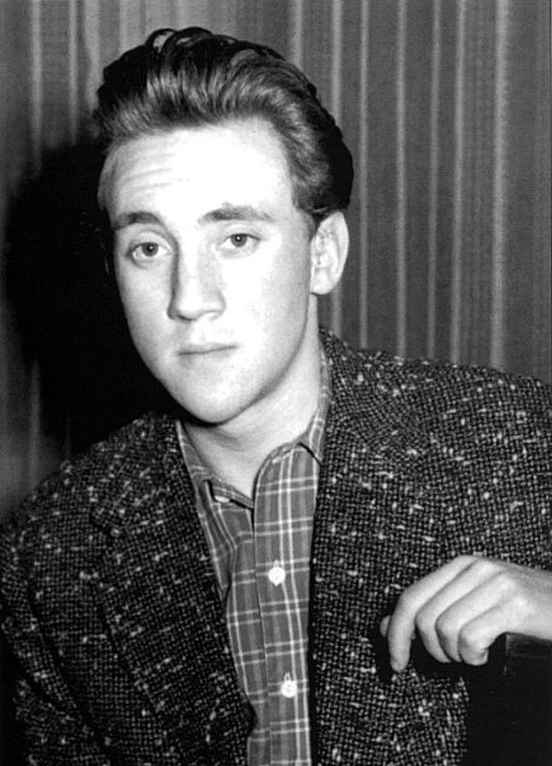 «Счастье – это путешествие, необязательно из мира в мир… это путешествие может быть в душу другого человека, путешествие в мир писателя или поэта… и не одному, а с человеком, которого ты любишь»