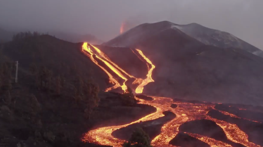 Извержение вулкана Кумбре Вьеха на Канарских островах (съемка с дрона ...