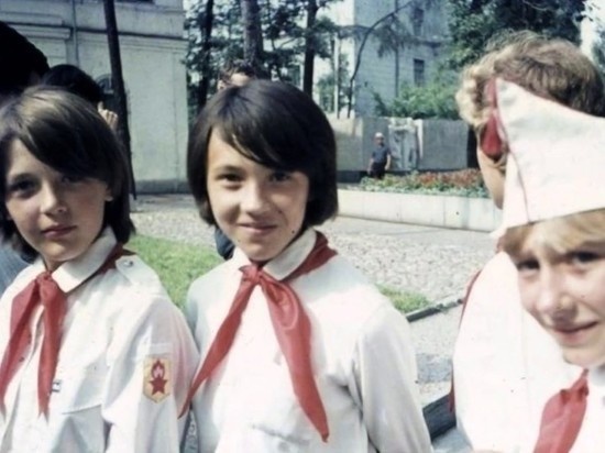     Пионеры 70-х возле "Белого дома". Фото: скриншот видео в ютубе