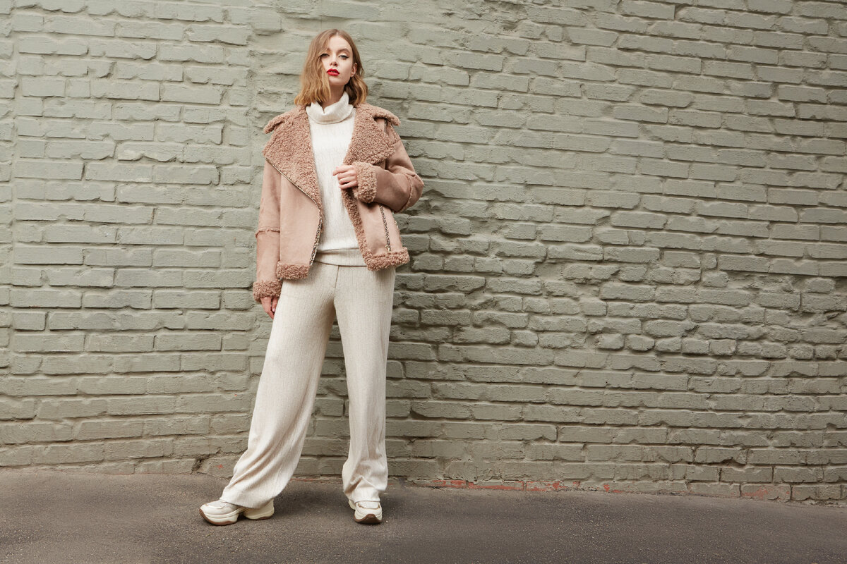 Куртка-дубленка с яркой молнией LO