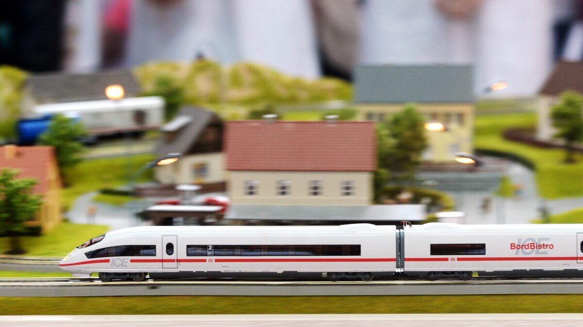    Макет скоростного поезда на открытии информационного центра ВСМ "Москва – Казань" в городе Казани© РИА Новости / Максим Богодвид