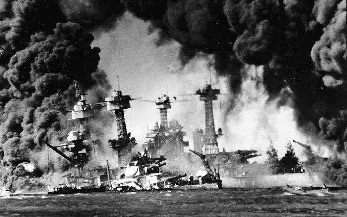 НАПАДЕНИЕ ЯПОНИИ НА ПЁРЛ-ХАРБОР (фото 7.12.1941г). Японские торпедоносцы прямо у пирса расстреливают американские линкоры. На переднем плане - тонет взорвавшийся линкор *АРИЗОНА*. (fishki.net)