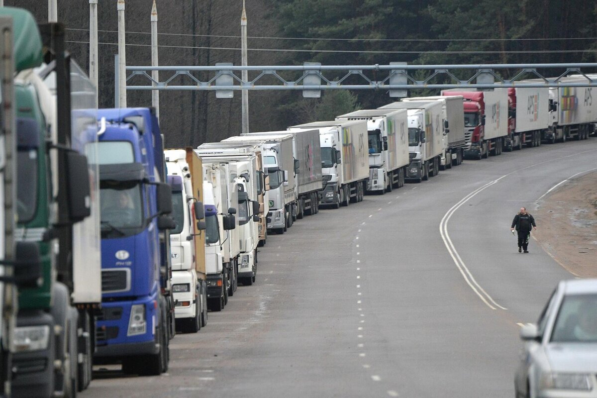 Очередь на границе.  фото: картинки  яндекса.