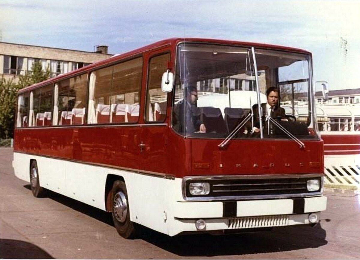 ▲ Ikarus 250.P2 на территории завода, ещё без номеров. Одной из отличительных особенностей данного экземпляра являлись прямоугольные фары