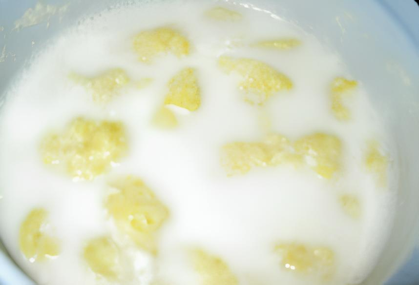 Варю клецки в молоке.