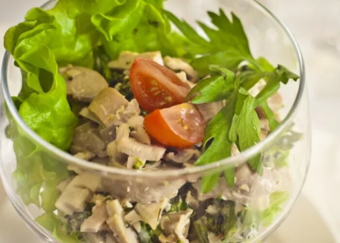 Салат коктейль с ветчиной и сыром классический.  Простой и вкусный салат смотрится красиво. Его можно подать на праздничный стол и не только.-2
