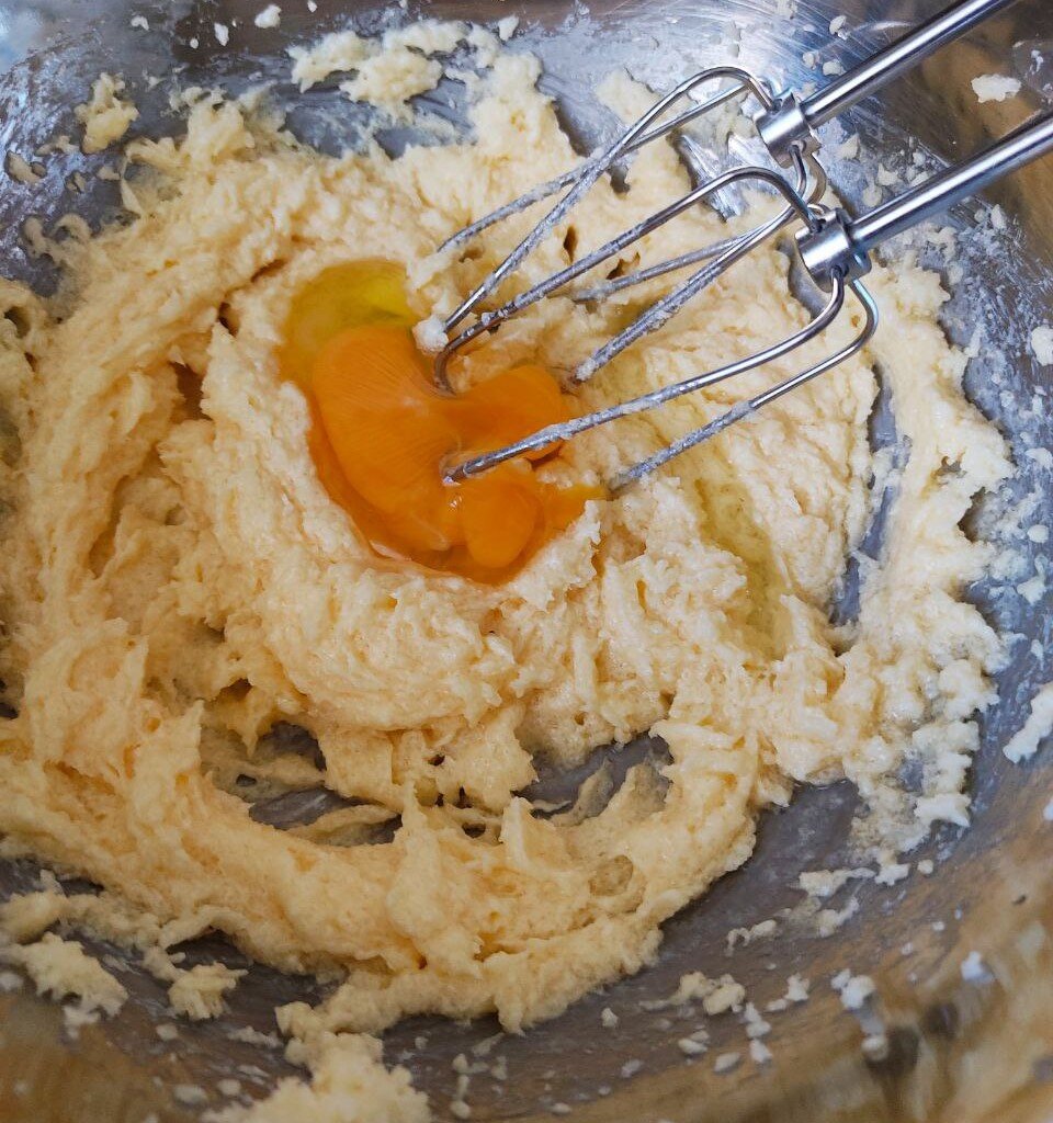 Готовая масса должна стать белой и увеличиться в 2-3 раза.