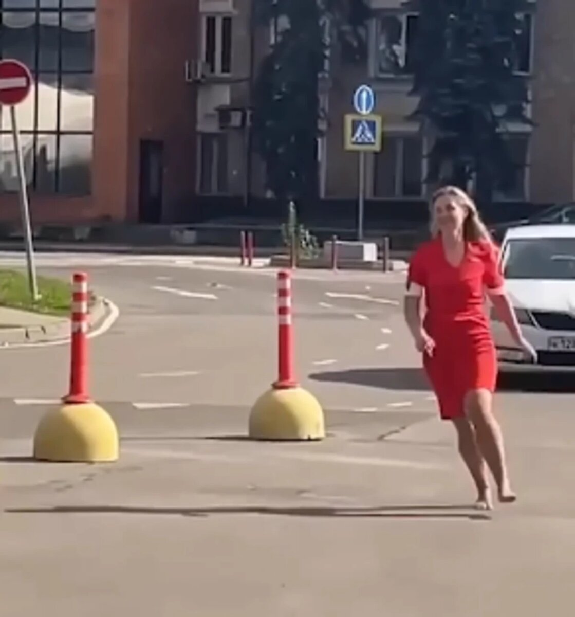 Женщина вела себя странно. Фото: кадр из видео