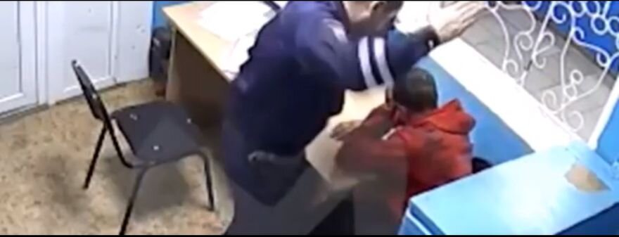 В полицейском околотке: идут удары один за другим