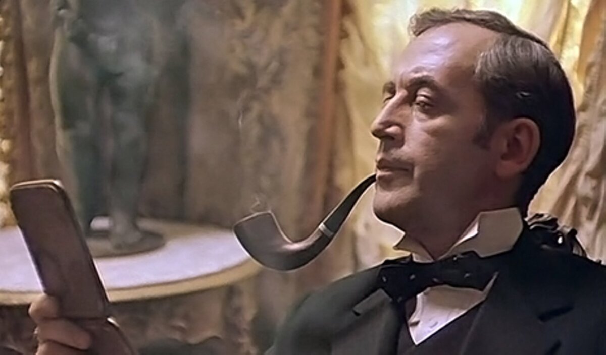 В. Ливанов в роли Шерлока Холмса. Кадр из фильма "Приключения Шерлока Холмса и доктора Ватсона". Изображение взято в открытых источниках.