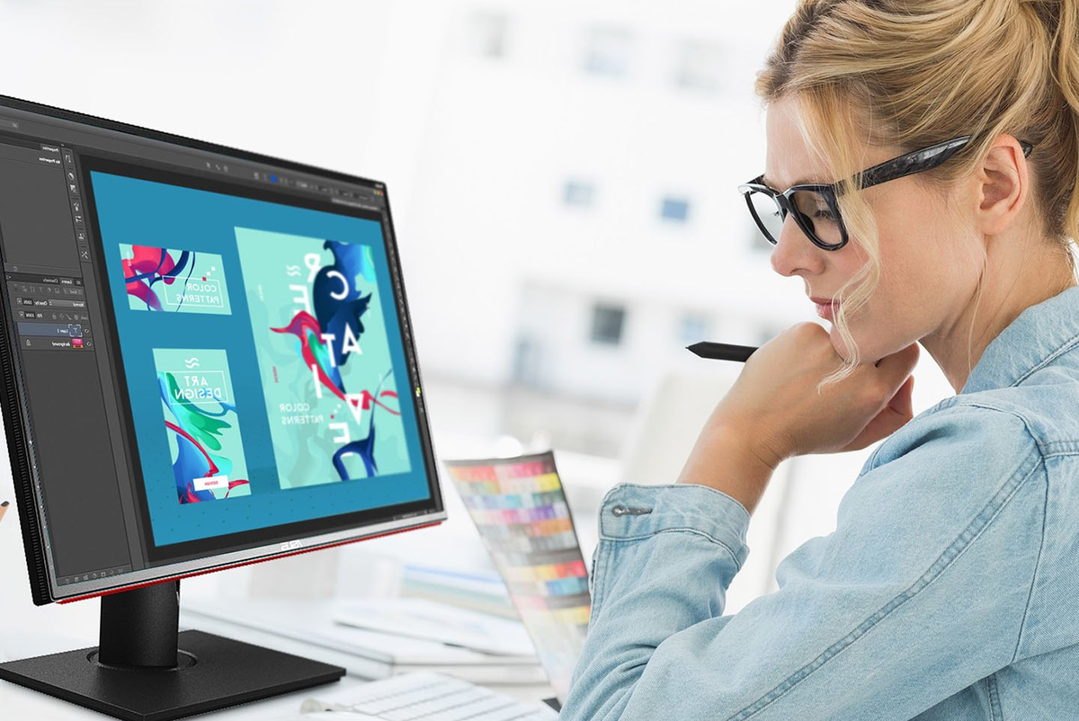 Обучение работать в интернете. Работа удаленно. Профессия интернет маркетолог. Девушка с ноутбуком. Дизайнер за компьютером.