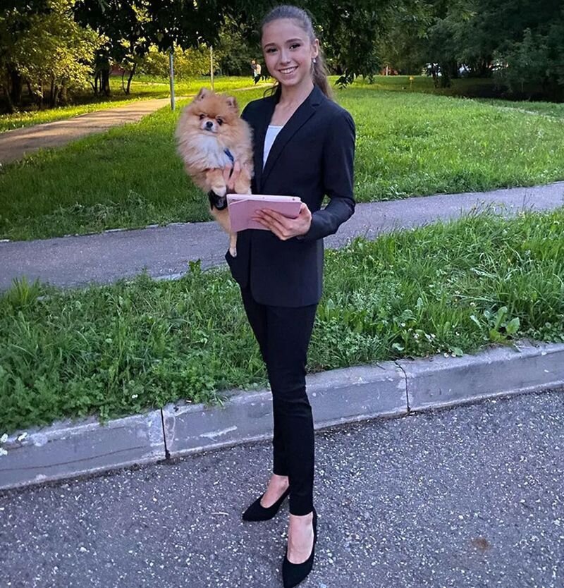 С кем встречается валиева Наряды фигуристов на жеребьевке чемпионата России: Трусова в фиолетовом пиджак