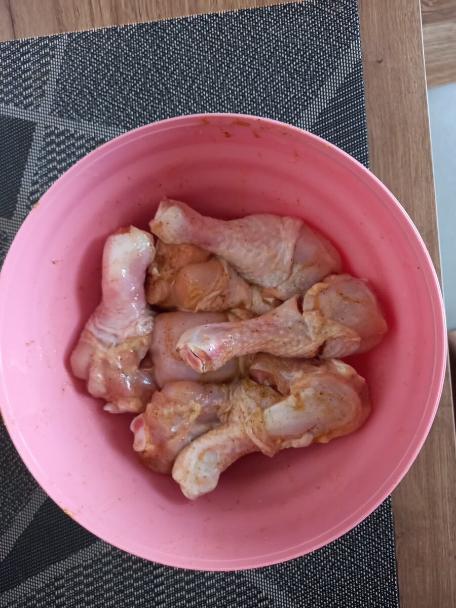 2. Затем добавляем в куриные ножки, соль, перец, куриную приправую, хорошо перемешиваем и оставляем на 30 минут мариновать.