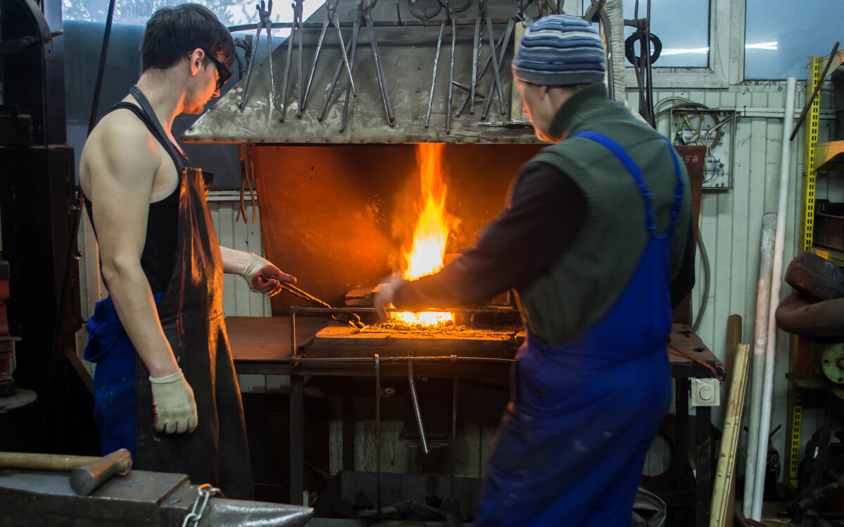 Показываю сыну азы кузнечного ремесла