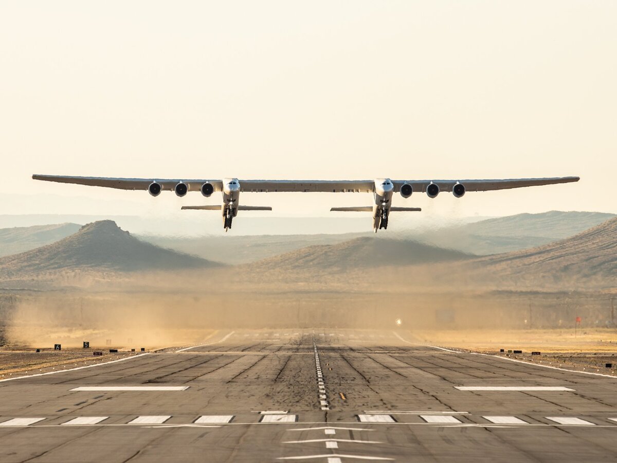 Самолет преодолевает 230 метров за каждую секунду. Самолет Roc Stratolaunch. Самолет Stratolaunch model 351. Самый большой самолет в мире Stratolaunch. Двухфюзеляжный самолет Stratolaunch.