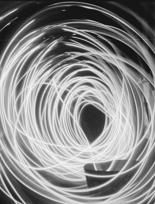 След от фонарика на длинной выдержке Nimslo 3D.