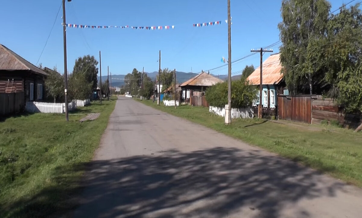 Вот собственно вид улицы в Усинске - село, как село, но, есть в нём особый дух...