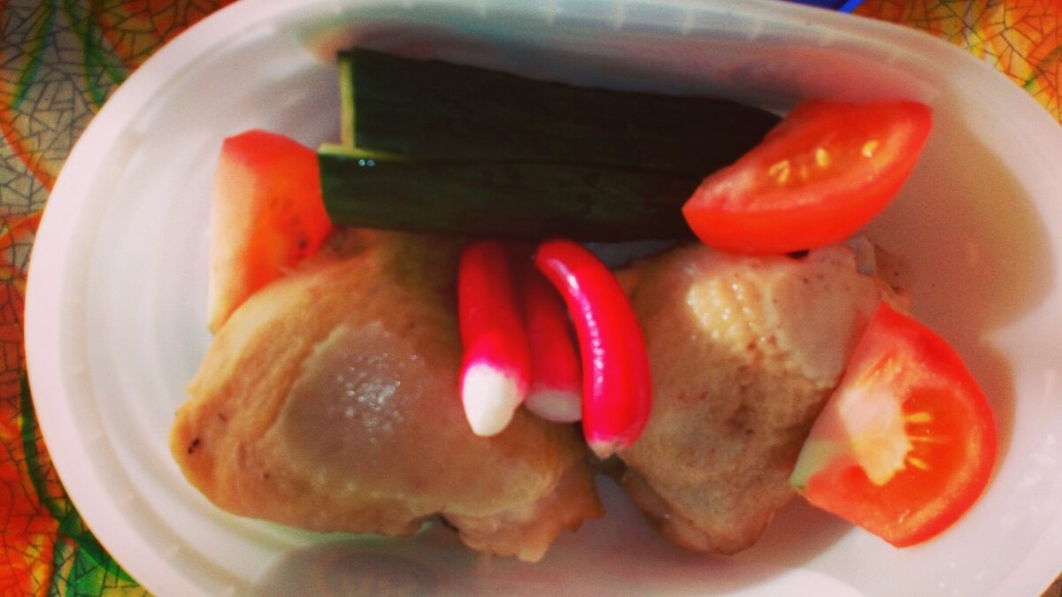 жареная курица, редиска, огурец, помидор.