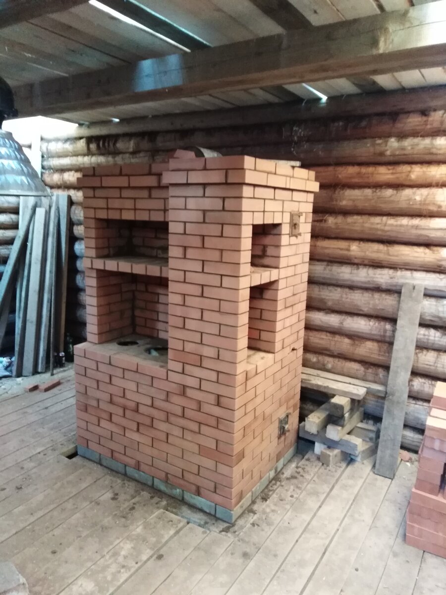 Фальшстена с полочками.