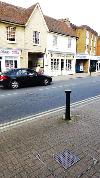 Пещера Ройстон находится под скромной крышкой люка на Ройстон Хай-стрит
