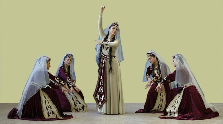   Мата Хари однажды сказала: "танец-это поэма, в котором каждое движение это слова”. С самого начала своего пути армяне прошли через различные трудности и преодолели их, не теряя своей национальности.-2