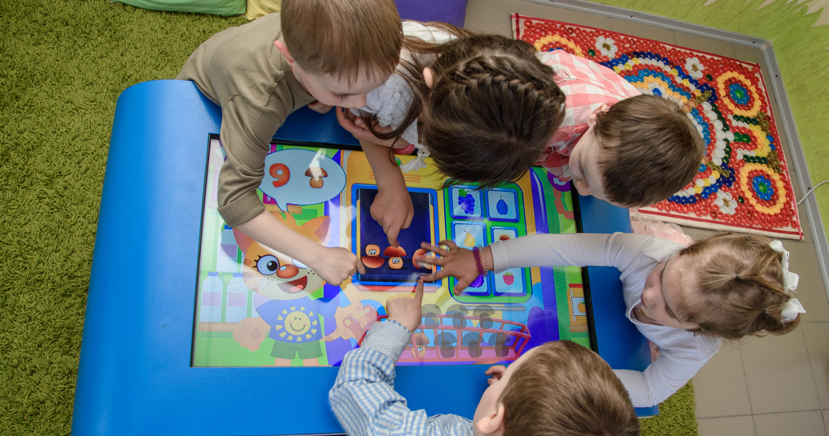 игровые образовательные программы. мультимедийное оборудование для детского сада. игровые образовательные программы. ученик с компьютером. компьютерные классы с детьми.