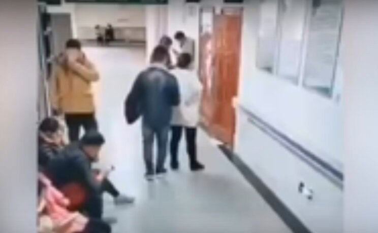 Женщине явно тяжело стоять. 