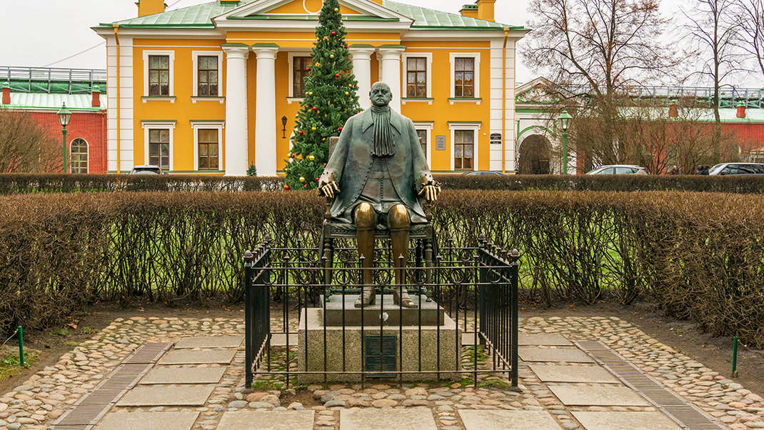 Памятник петру первому в петропавловской крепости фото