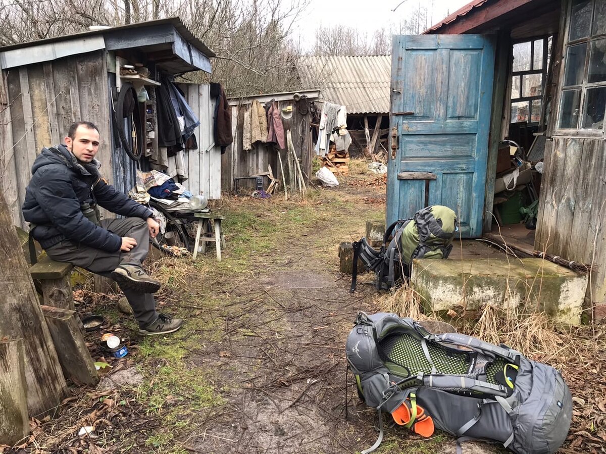 Зашли к дедушке, который живет у Чернобыля. Как живут люди у ЧЗО? Видео