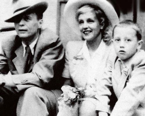 С мужем и сыном. Фото из открытых источников