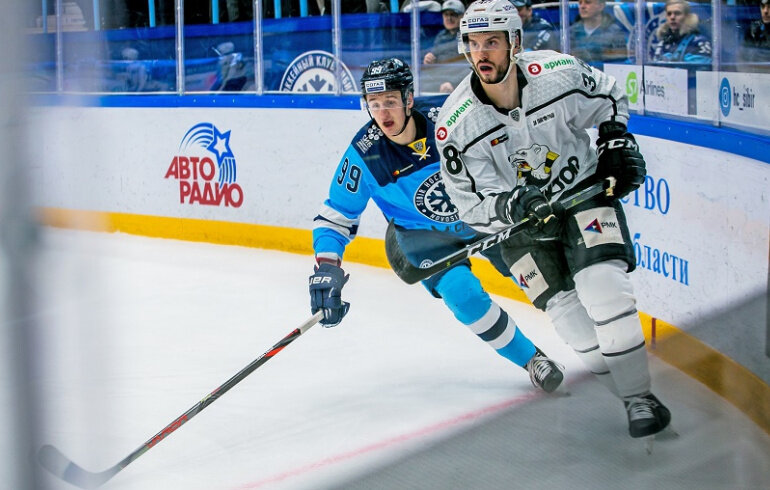 Один из моментов матча «Сибирь»  – «Трактор». Фото с сайта https://pchela.news/ 