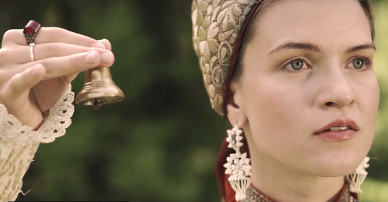 Кадр из видео.
Костюм женский праздничный "Троицкий".
Нижегородская область, Кстовский район, село Безводное. Середина XIX века.