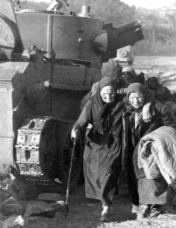 Фото с сайта: waralbum.ru Автор: Бауманн.  Время съемки: 1941.  Источник информации о фото: РГАКФД, Оп.3, №261, сн. 135. Советские беженцы идут мимо брошенного танка БТ-7А.
