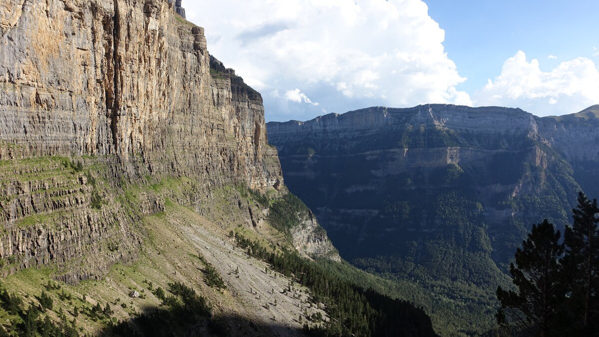 Вид на каньон Ордеса с виа-ферраты Clavijas de Cotatuero