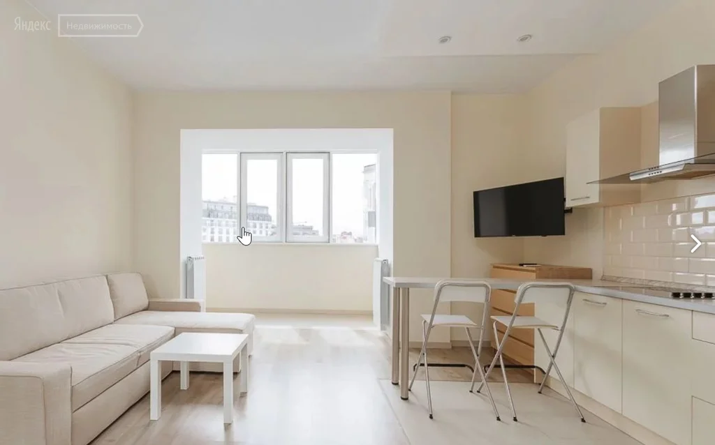 Пример светлой студии с большим окном