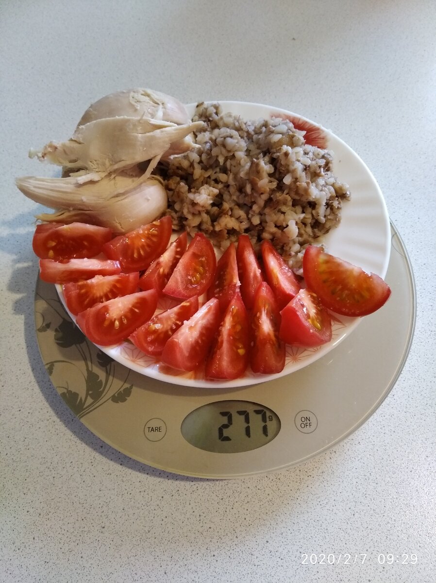 Гречка, курица, помидор.