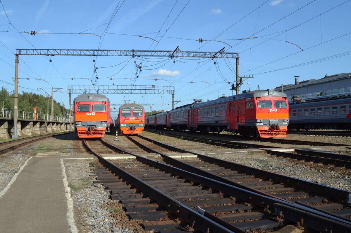 Трио: ЭД2Т-0046, ЭД4М-0182 и ЭД2Т-0007 отдыхают между рейсами. 