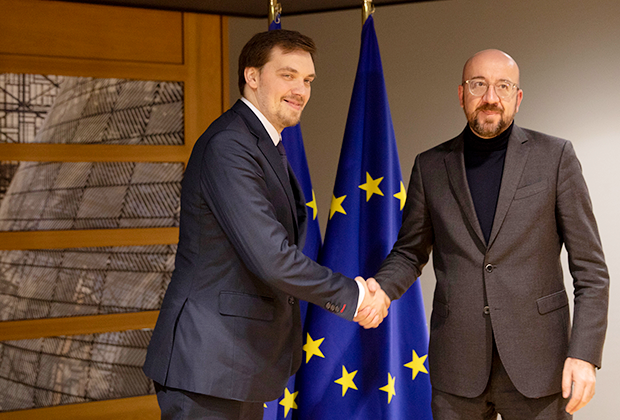 Президент Европейского Совета Чарльз Мишель (справа) приветствует премьер-министра Украины Алексея Гончарука в Брюсселе, 28 января 2020 годаФото: Virginia Mayo / AP