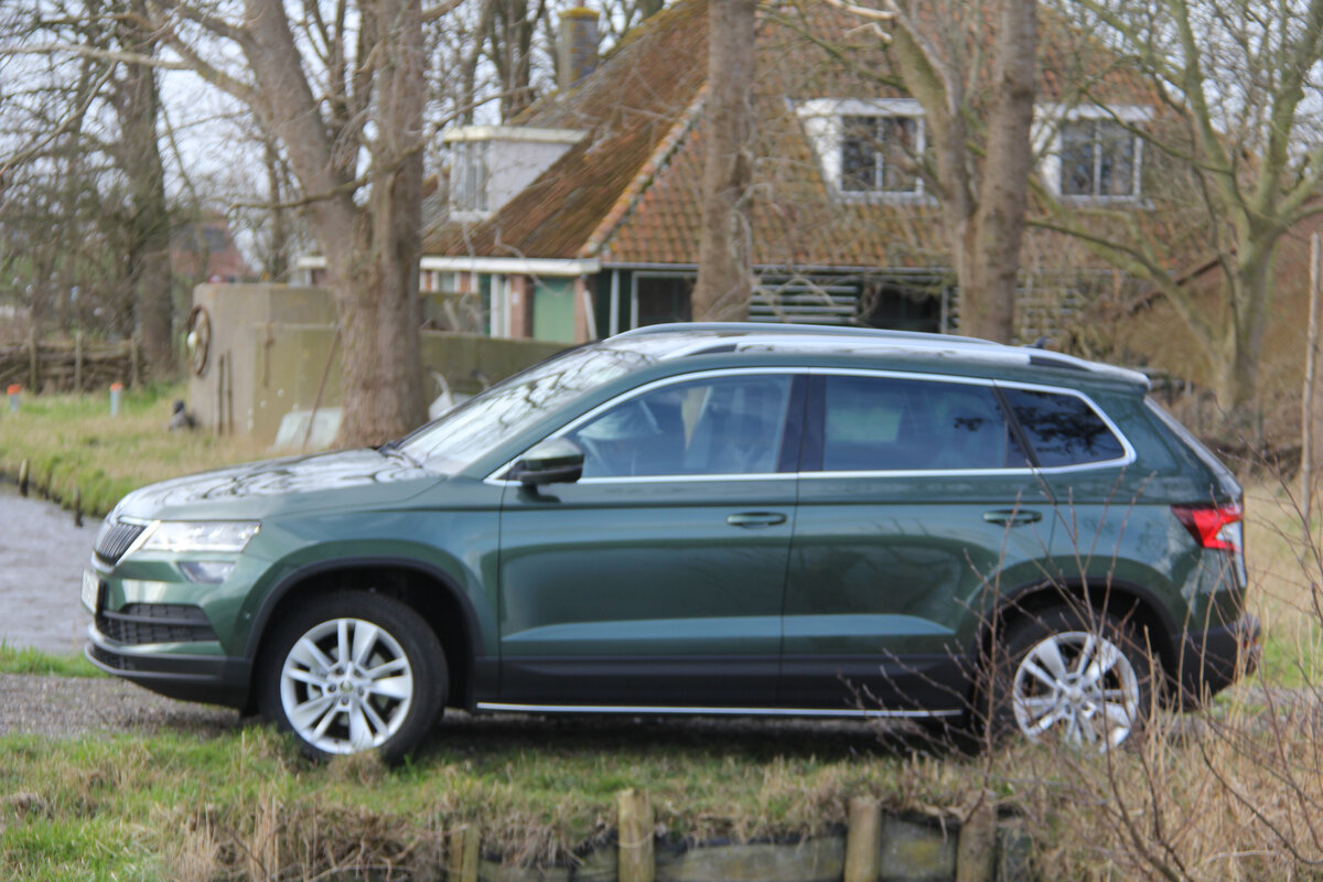 На фото Шкода Карок в комплектации "Стайл" - стартовая цена на комплектацию Style – от 1.673 млн. Тестовый автомобиль стоил 1.85 млн в комплектации Style и большим объемом доп. опций.