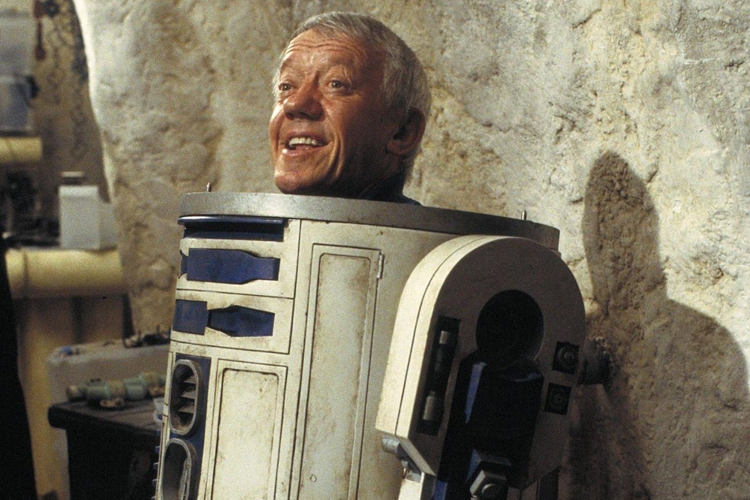 Кенни Бейкер на съемках фильма «Звёздные войны: Эпизод 1 – Скрытая угроза»