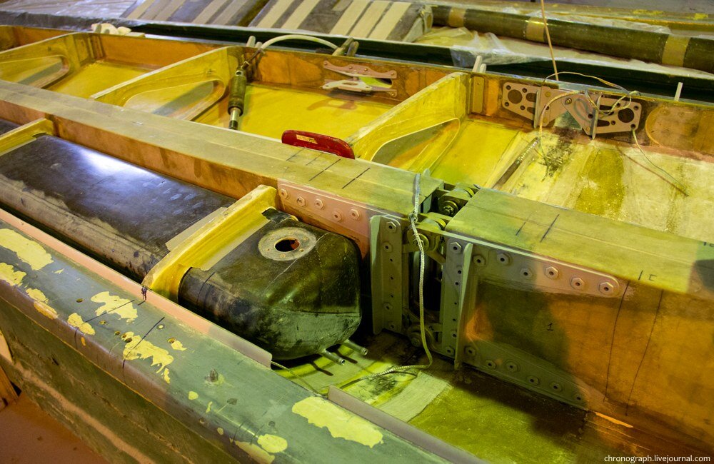 Бак — чёрного цвета  