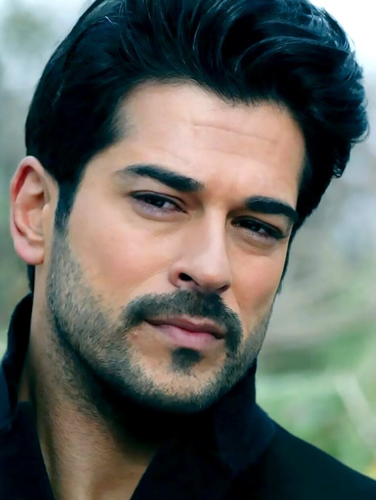 Бурак Озчивит, фото из Яндекс.Картинки