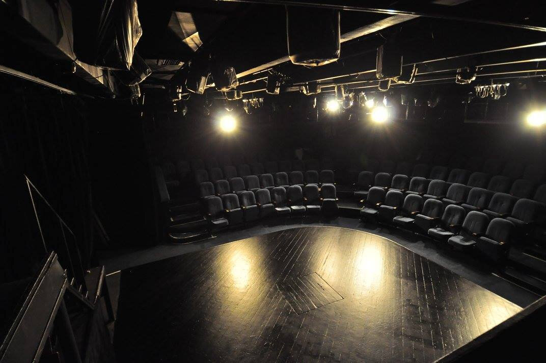 Мы первые шаги совершаем в начале жизненного пути,
Точно зная, куда шагать и зачем идти, постепенно по стопам, которые нас ведут,
Ноги и Часы идут
Постепенно открывая самостоятельную дорогу, где каждый может упасть в яму и подвернуть ногу,
Гораздо легче идти по протоптанной кем то тропе или по асфальту, каждый выбирает, пройти потихоньку или сделать сальто. 
Самое простое при нештатной ситуации, лечь, отступиться или загибать пальцы. 
Сколько ещё будет шагов... Немерено.
А парой ног... или четырьмя, шестью, но уверенно! Тот кто придумал это все, сделал это намеренно.
Постепенно мы заходим в тень за ширму, спрятавшись от лишних глаз, 
это разница тьмы и света, скоро пробьёт твой час.
Наша жизнь заключается в одной главной роли, где актёр готовиться выйти в свет, ожидая самые волнительные минут, переживая, хороше все пройдёт или нет. 
Играй свою роль, что бы тебя запомнили люди, в те минуты, что ты выйдешь в свет, спокойный или взволнованный будто, теперь тебя прошлого нет. От твоих поступков зависит, какая память останется от творца, мысли покоришь глаза или провалишься глубоко в сердца. 
Так или иначе роли у кого то простые, у кого то сложные. Отыграй этот спектакль максимально красиво, даже если роль досталась, которую отыграть невозможно...