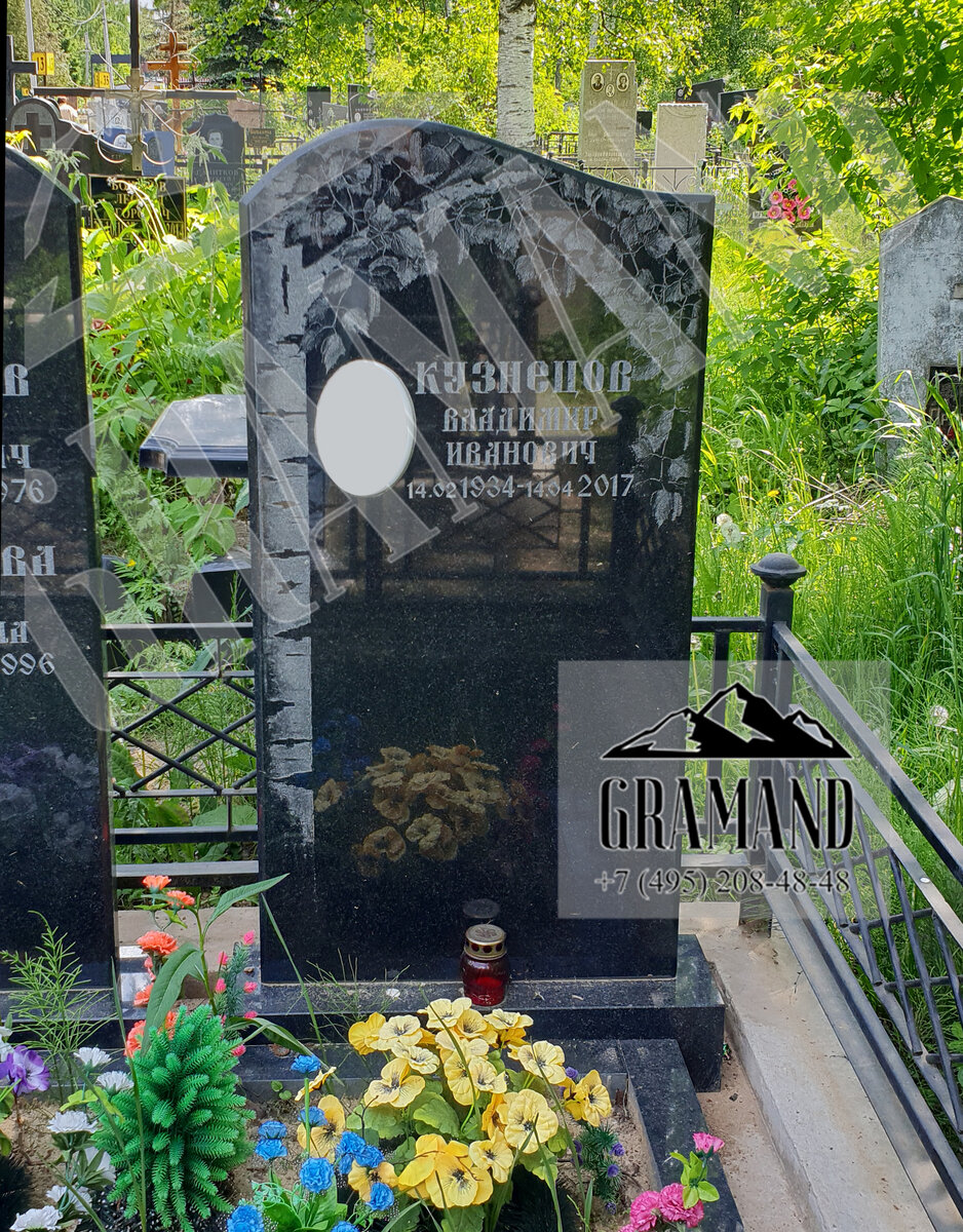 Фотография черного украинского гранита Габбро-Буки. Обратите внимание на черный блеск. 