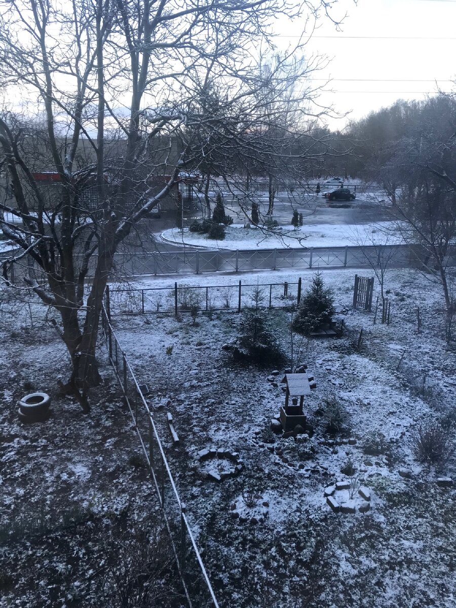 Задолбал телефон, ничего не фоткала, вот только утренний вид из окна.