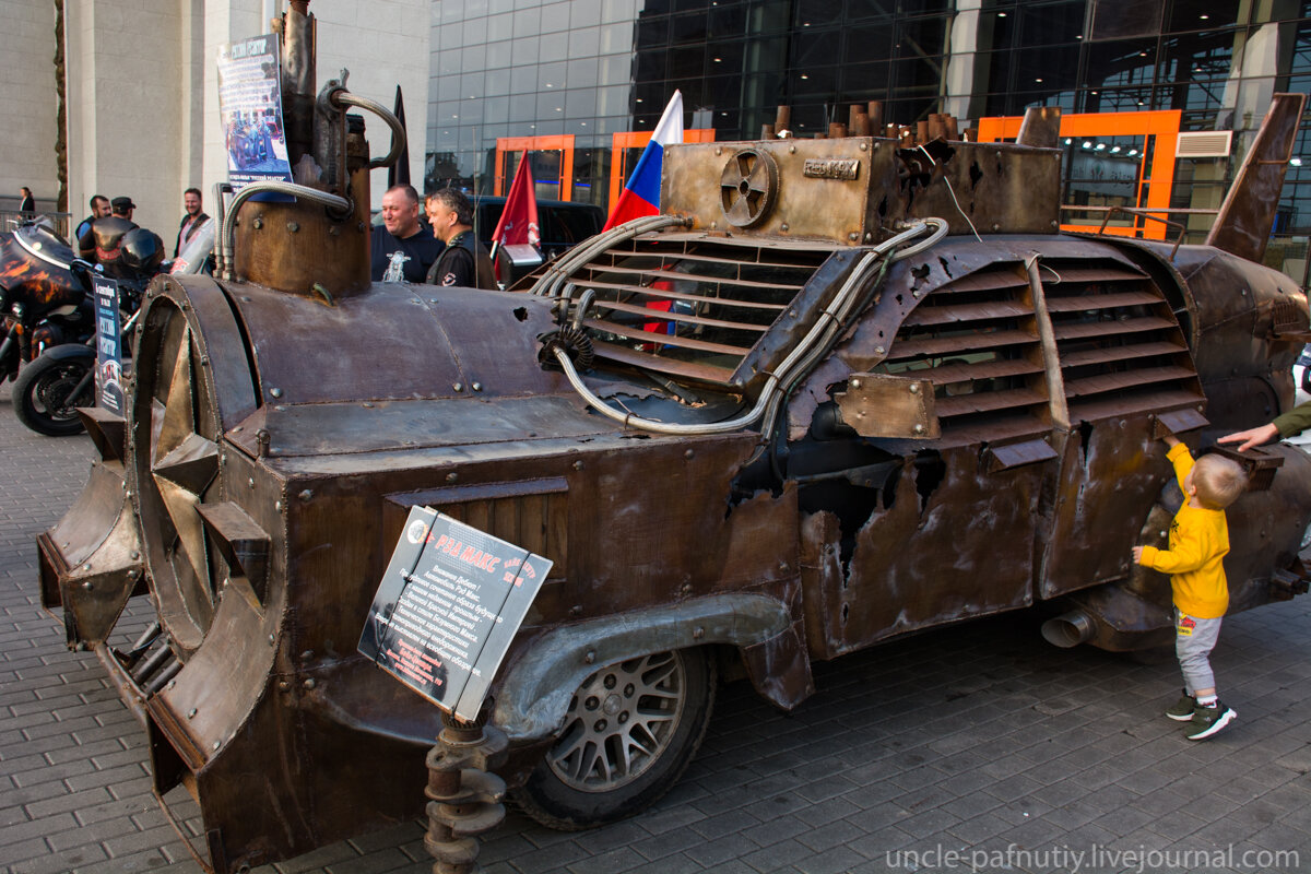 Автомобиль Рэд Макс