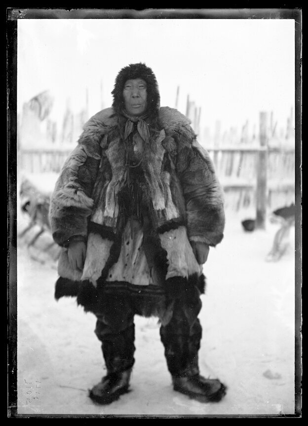 Старый юкагир в зимнем убранстве. Далее будут приведены отрывки из поденника Иосифа Биллингса о юкагирах. Экспедиция И. Биллингса была направлена на съемку берегов Северо-Востока России. По дороге были сделаны также многочисленные этнографические записи. Начинаются они с описания бурятов, следует за ними описание эвенков, о чем можно также прочитать в нашем журнале. Мои личные комментарии к тексту приведены под изображениями. 